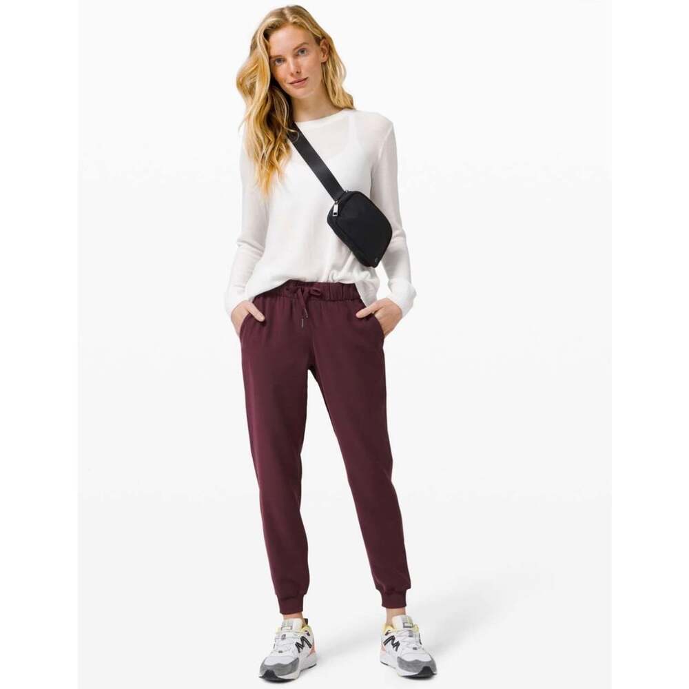 Lululemon On The Fly Jogger Woven Cassis Burgundy Pants Size 4 EUC